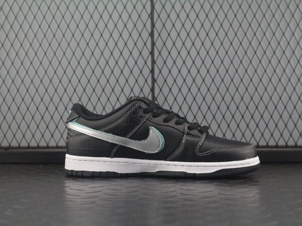 Nike Diamond Supply Co. X SB Dunk Low Pro - Image 2