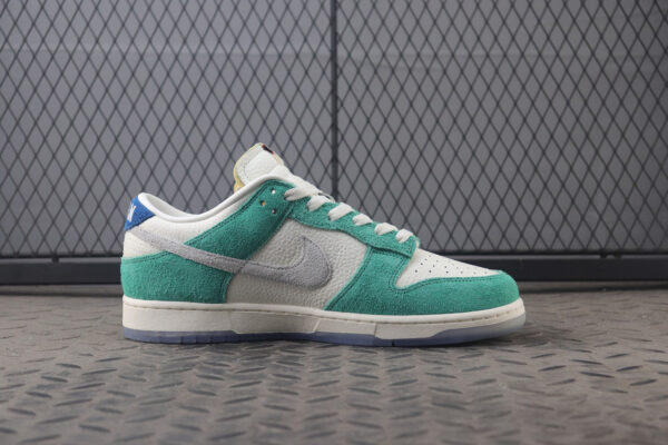 Nike Kasina x Dunk Low Road Sign - Image 2