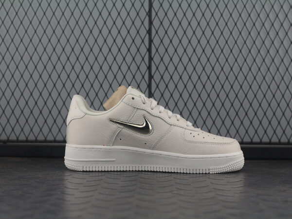 Nike Air Force Gold Hook All White - Image 3